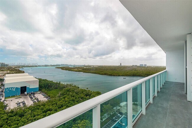 Building Photo - 100 Bayview Dr