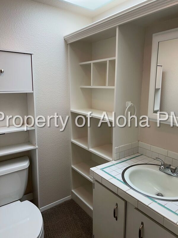 Building Photo - 885 Camelot Dr