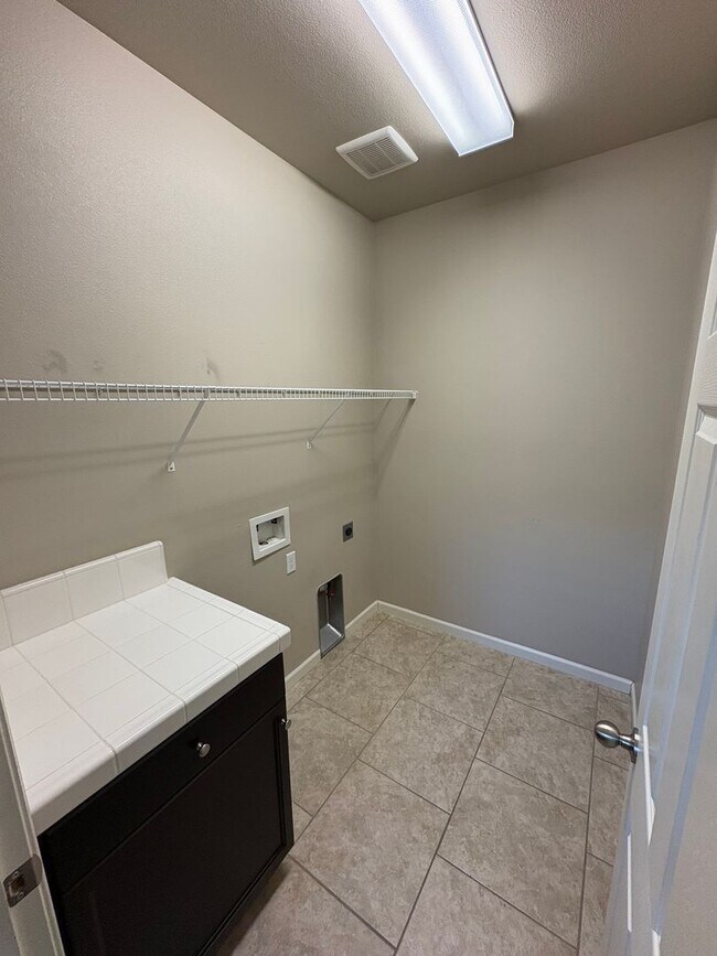 Building Photo - Lovely Clovis home Available Now!