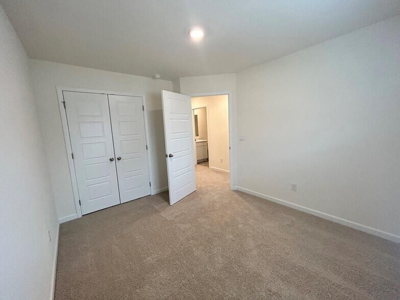 Building Photo - 1253 Cades Walk