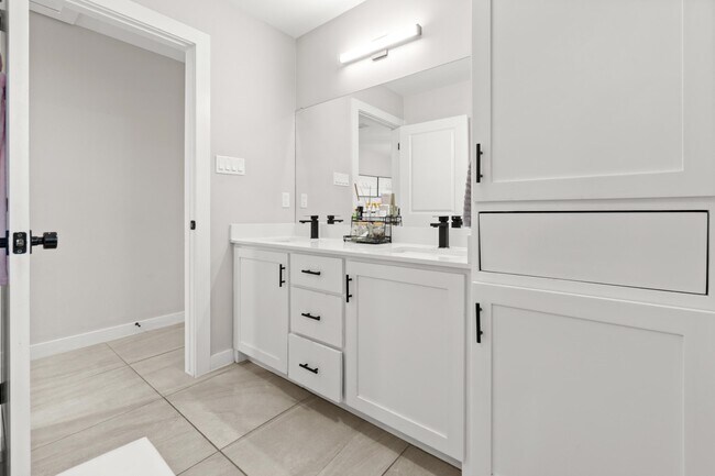 Building Photo - 5418 Travesia Ct