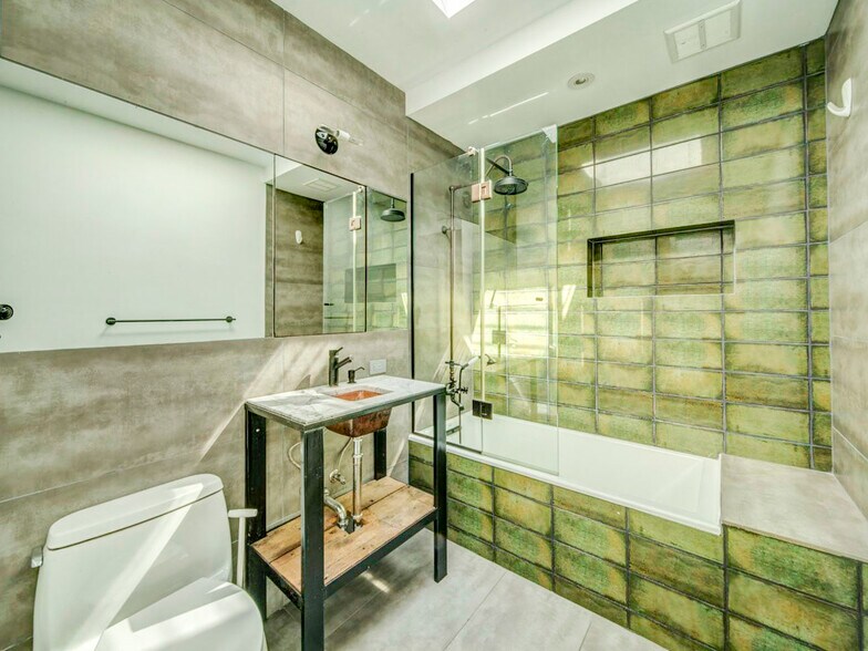 Main Bathroom - 607 Hancock St