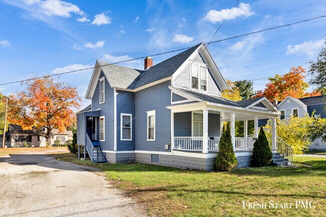 Building Photo - Spacious Upstairs Unit with 3 Flexible Rooms & Full Kitchen