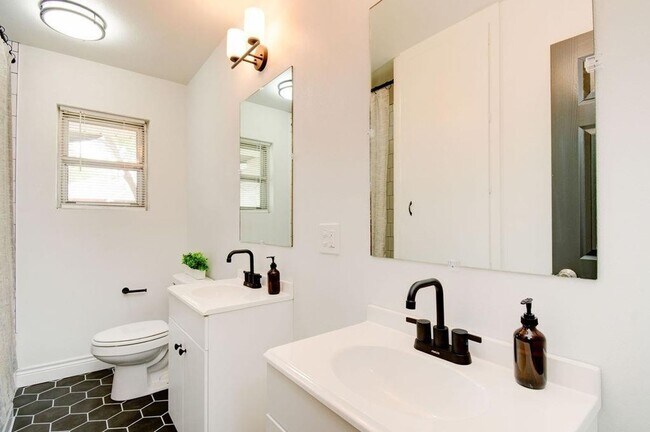 Building Photo - AVAILABLE FOR PRE-LEASE - Modern & Charming 3 Bedroom