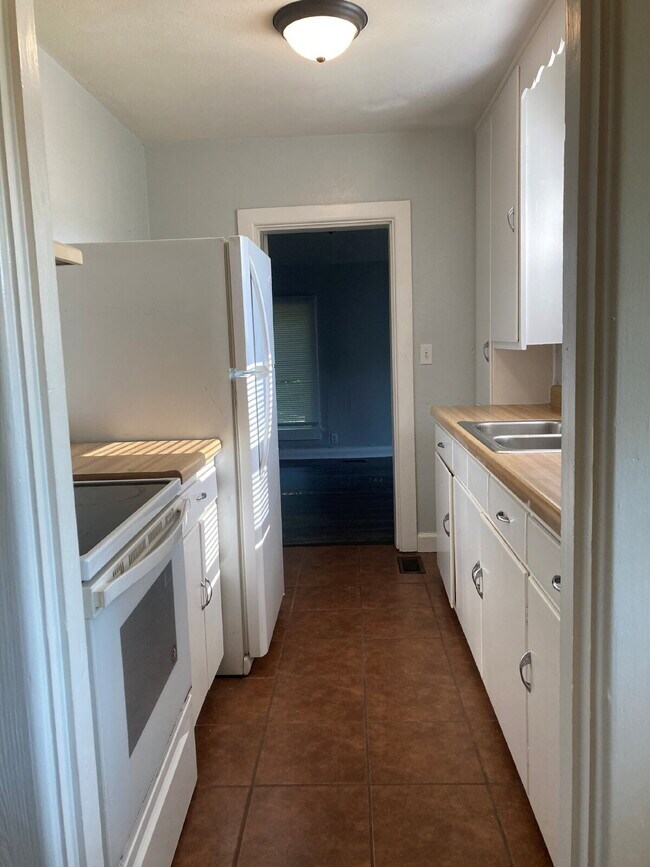 Building Photo - 3 Bedroom, 1 Bath House for Rent – Cozy & Convenient!