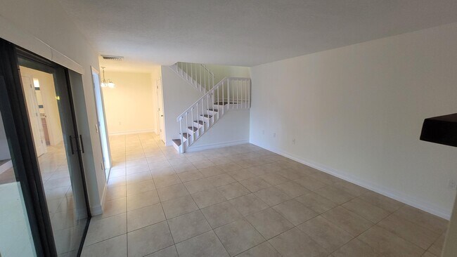 Building Photo - 606 6th Ln