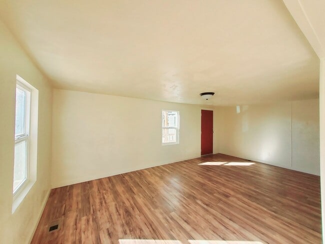 Building Photo - * PENDING* 3 Bedroom 2 Bath Single Family ...