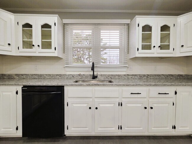 Building Photo - Remodeled ranch on large serene lot in Amelia County.