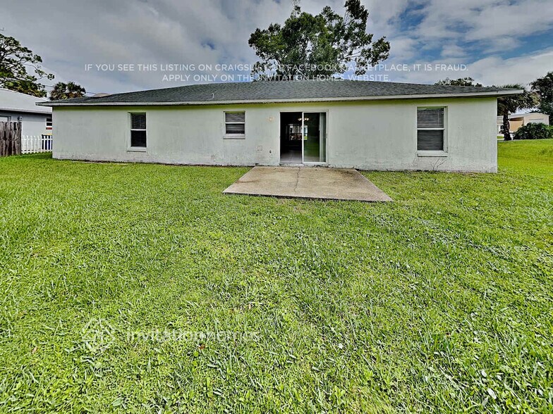 Building Photo - 3132 Travelers Palm Dr
