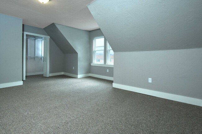 Building Photo - 4 bedroom in South Side