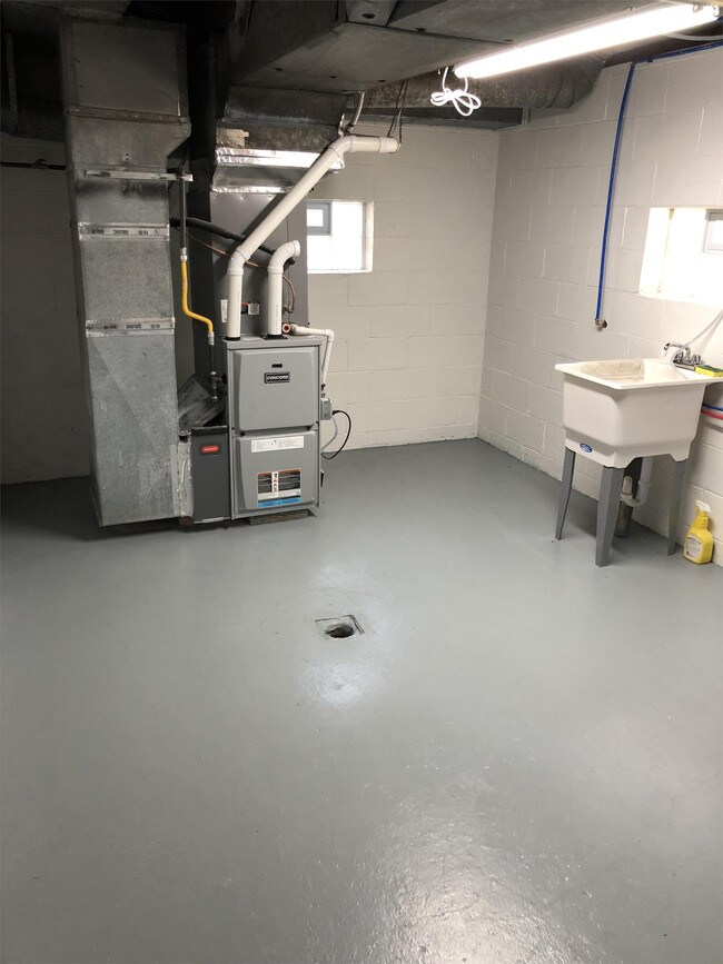 Building Photo - 675 N Overlook Dr