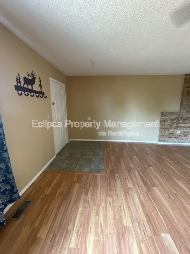 Building Photo - 626 Meadowood St