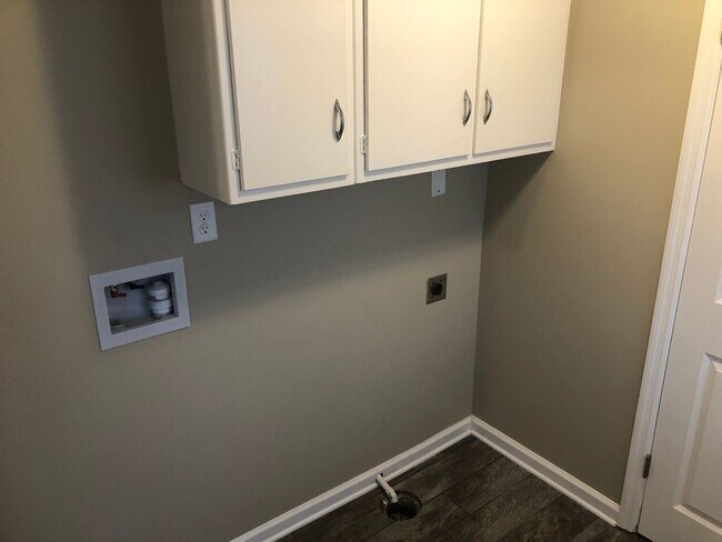 Building Photo - 2 Bedroom Ranch
