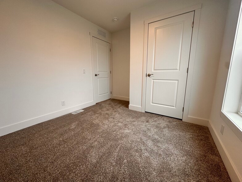 Building Photo - 15 Cavalier St N