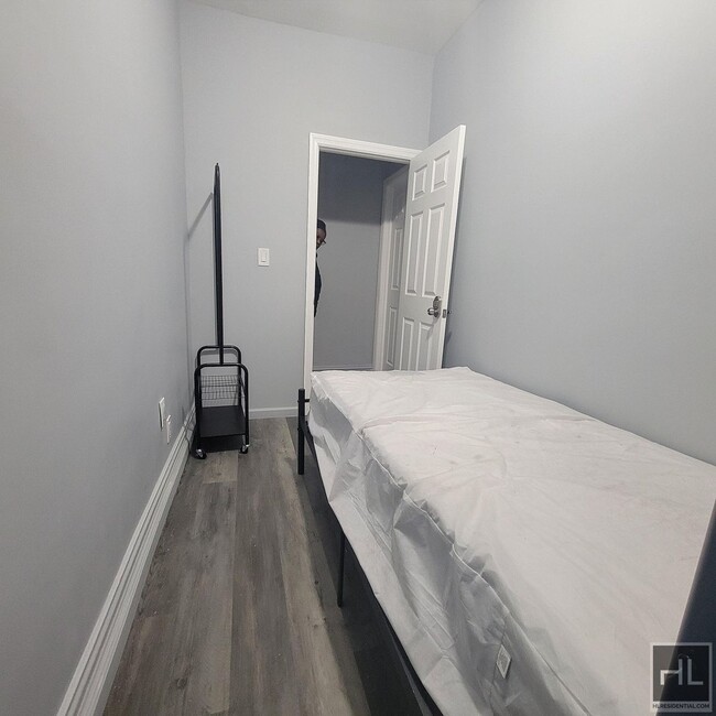 Building Photo - ROOM FOR RENT GREAT STARTER SPACE IN CROWN...