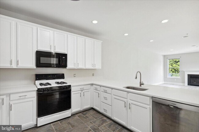 Building Photo - Spacious Townhome with 4 Bedrooms and 3.5 Baths!!