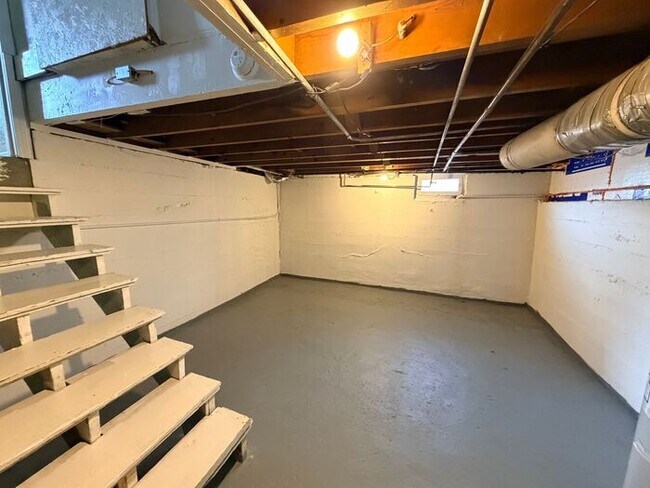 Building Photo - Reno Affordable House 3 Bedroom/1 Bath/ 1 Cat Friendly