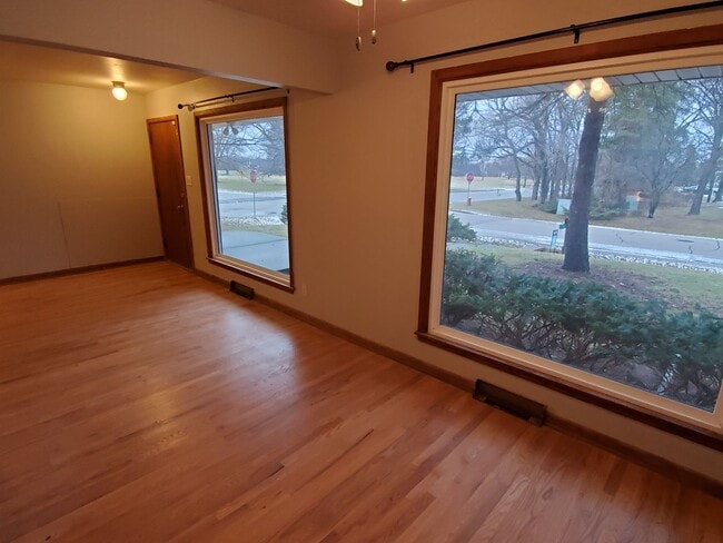 Building Photo - Brown Deer 3 bedroom ranch