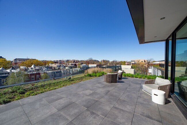 Building Photo - Stunning Penthouse w/ Private Terrace & Pa...