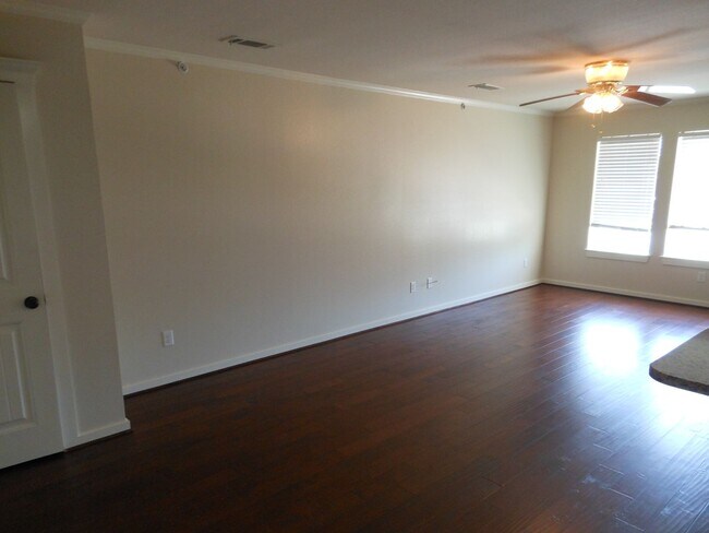 Building Photo - 2 Bedroom 1 Bath Apartment (40% 1st Month Rent BAC)