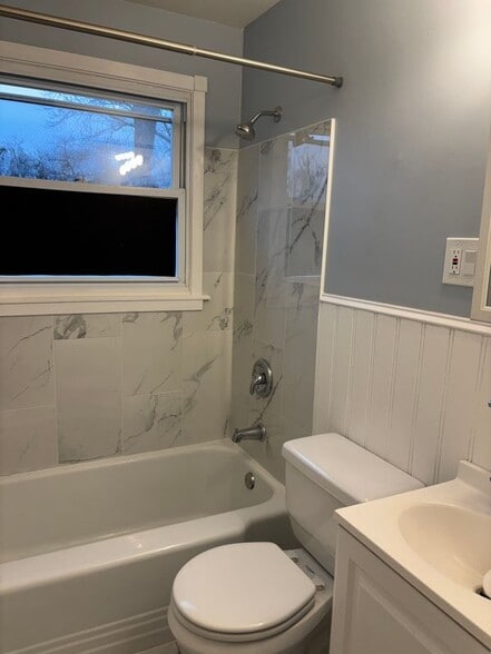 Building Photo - 9702 Oakdale Ave