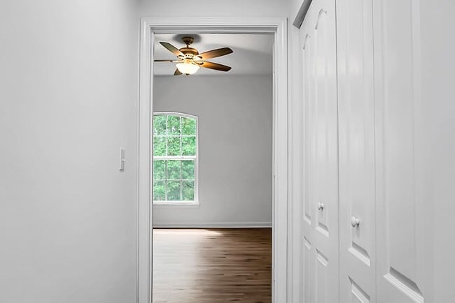 Building Photo - MOVE IN SPECIAL - 50% off First Month's Re...