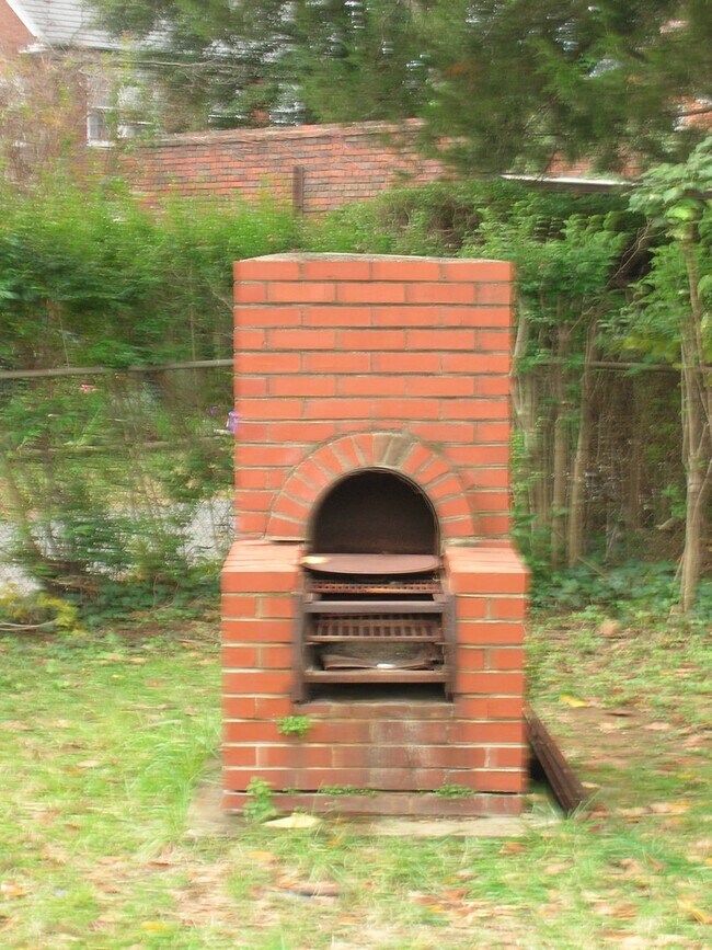 Building Photo - -- AVAILABLE MAY 8TH -- 3 BR / 2.5 BA Nice Brick home in Near West End. Available May 8th!