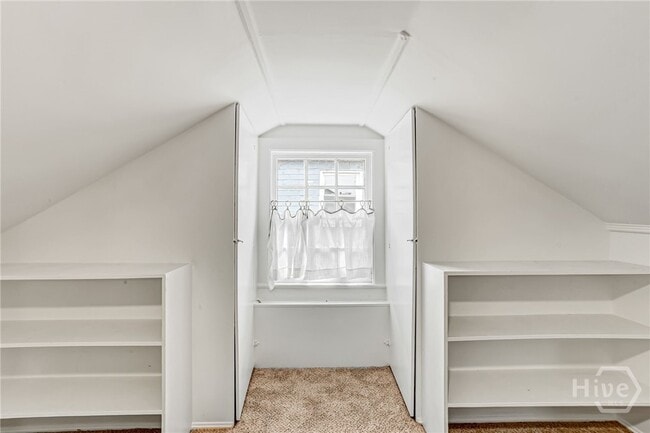 Building Photo - 725 E 53rd St