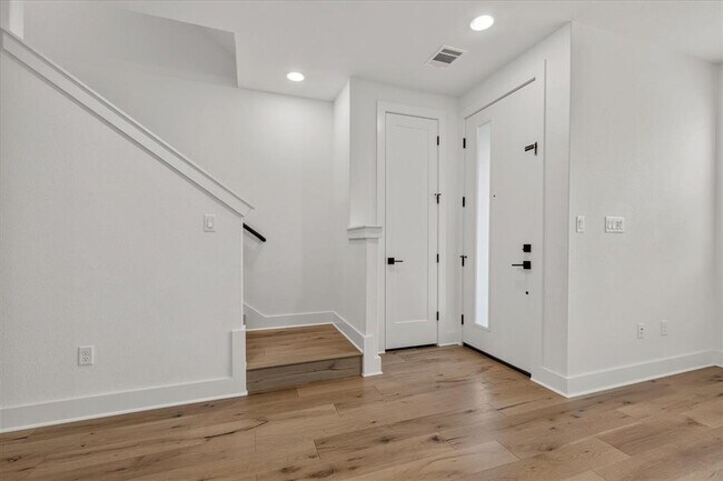 Building Photo - 315 Holton Dr