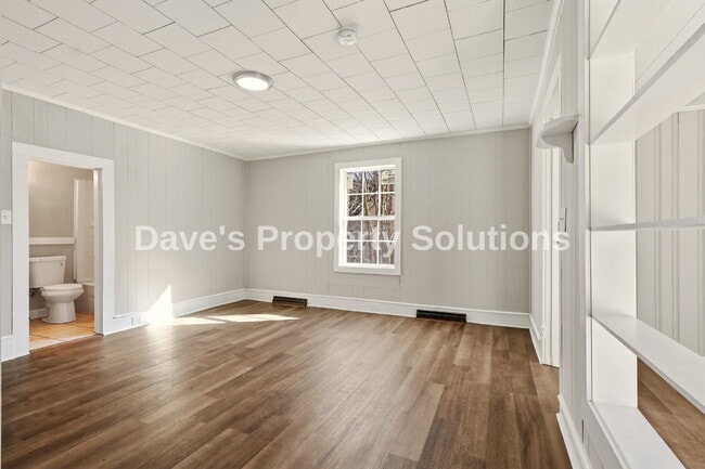 Building Photo - Charming Updated Home in Prime Winston-Salem Location
