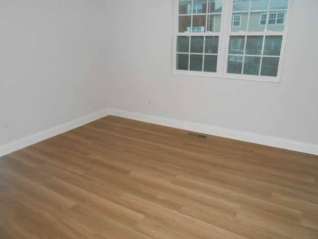 Building Photo - 50 Greenhouse Rd