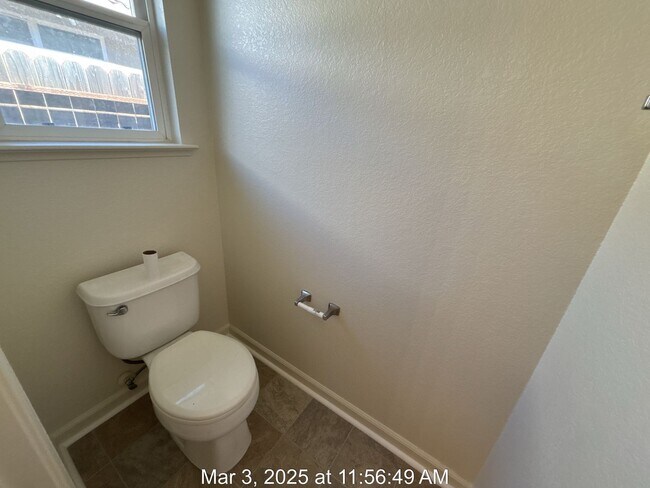 Building Photo - $400 MOVE IN BONUS! Fantastic 3 Bed, 2 Bat...