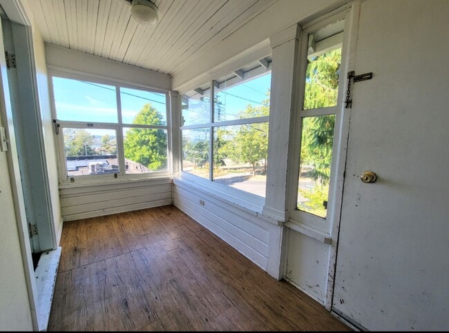 Building Photo - 1/2 OFF FIRST MONTH RENT - Available NOW