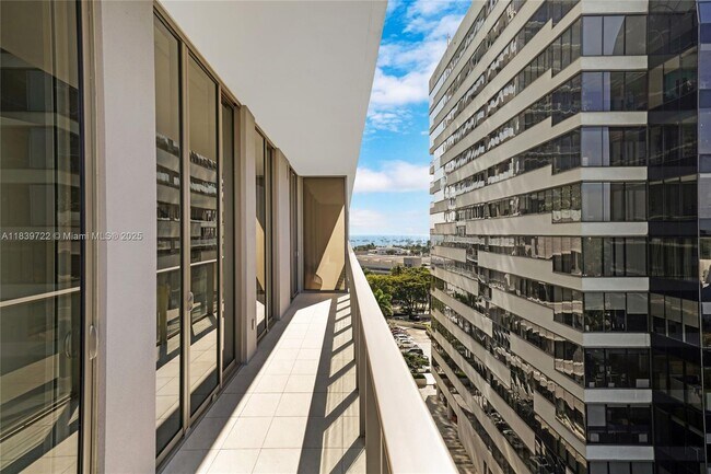 Building Photo - 2655 S Bayshore Dr