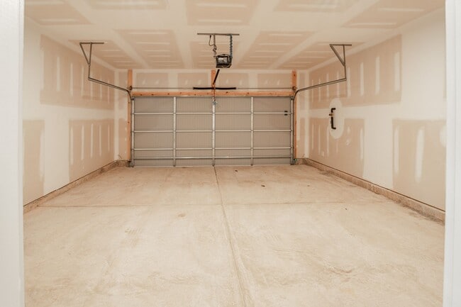 Building Photo - 421 Midland Pnes Dr