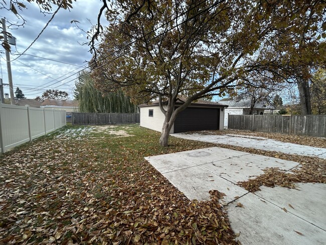 Building Photo - 946 E Grant Dr