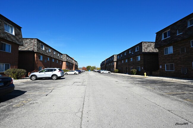 Building Photo - 9360 Bay Colony Dr