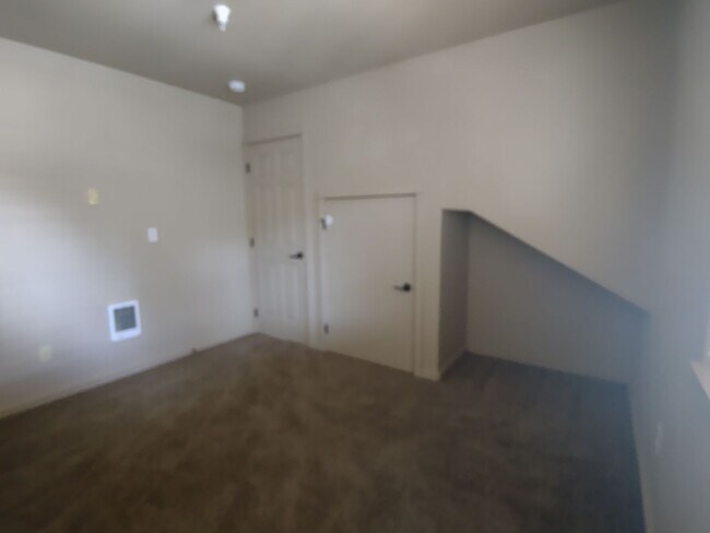 Building Photo - NW 3x2 townhome with primary bedroom on the main level