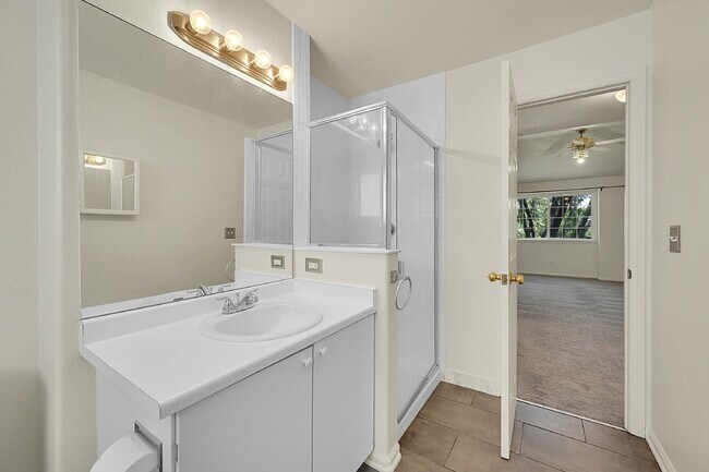 Building Photo - $1,950- 2 Bed, 2 Bath Townhouse in Denver with Washer and Dryer!