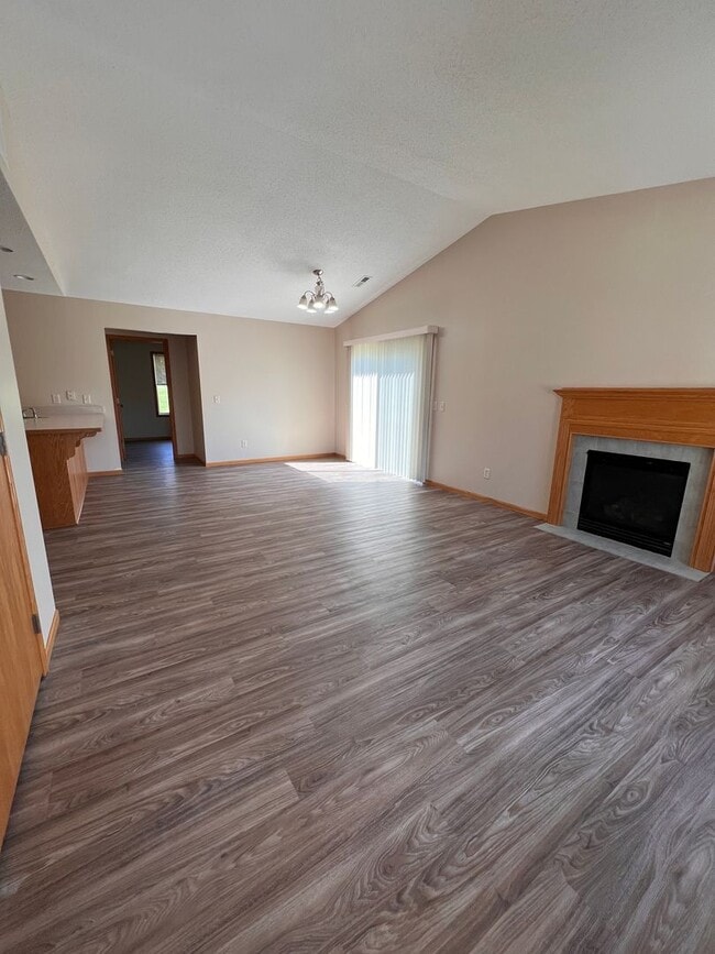 Building Photo - 938 E 6th St