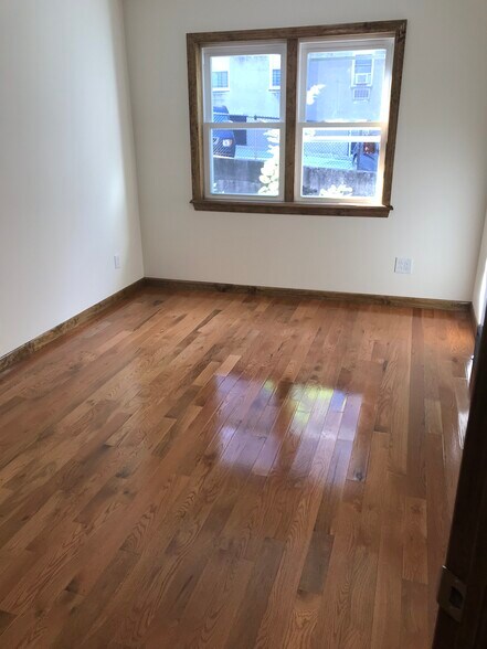 Building Photo - 405 W 263rd St