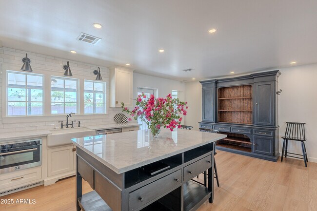 Building Photo - 2649 N Granite Reef Rd