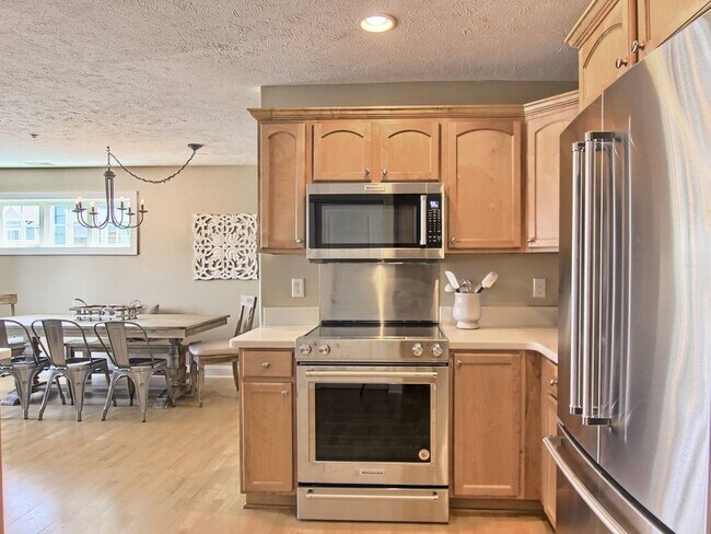 Building Photo - Lovely Condo Available Early September 2024