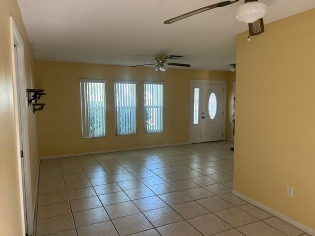 Building Photo - 3/2 available now! Welcome home!