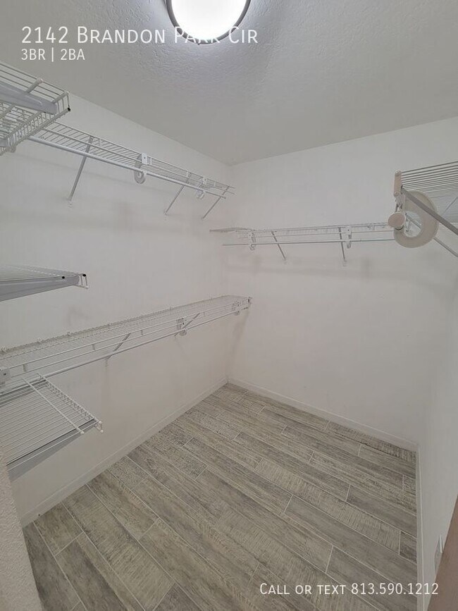 Building Photo - 2142 Brandon Park Cir