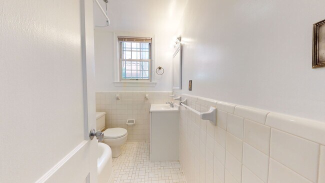 Building Photo - MacArthur Park One Bedroom W/Off Street Pa...