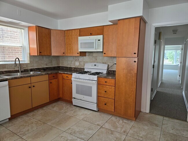Building Photo - 6039 N Artesian Ave