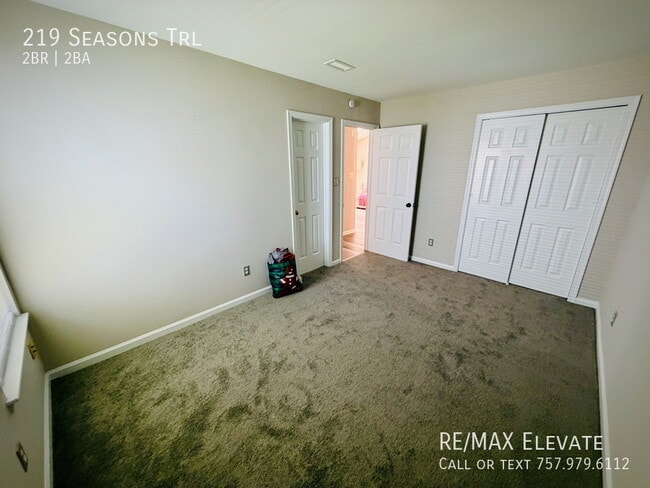 Building Photo - 219 Seasons Trail