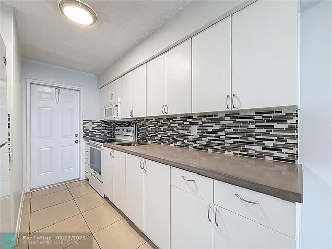 Building Photo - 4421 Poinciana St