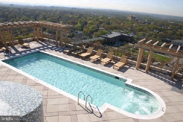 Building Photo - 888 N Quincy St